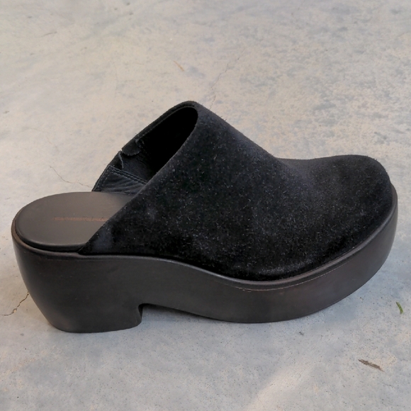 🆕EVERLANE The Puffa Wooden Clog in Suede - Picture 2 of 16